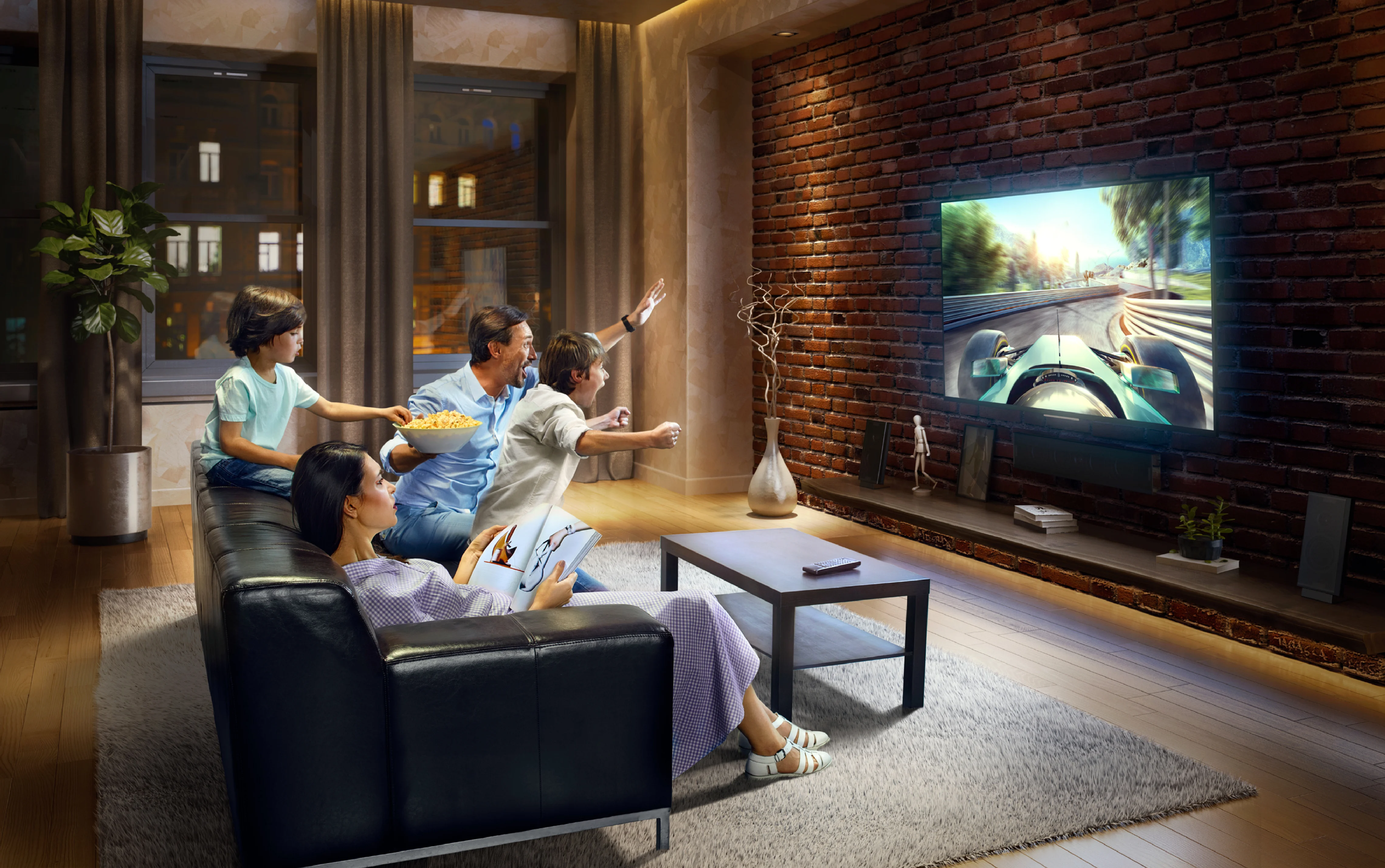 Familia disfrutando de la televisión